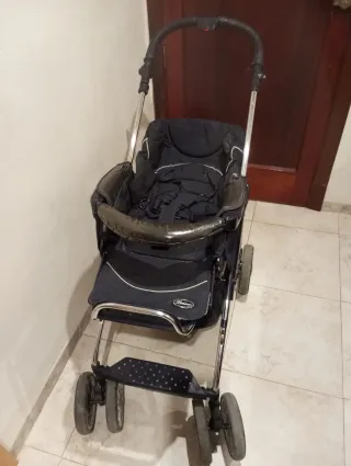 Carrito de bebé negro