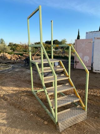 Escalera metálica para remolque o trailer