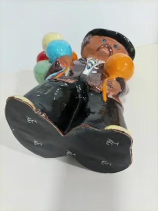 Figura cerámica hombre con globos