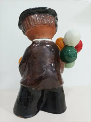 Figura cerámica hombre con globos