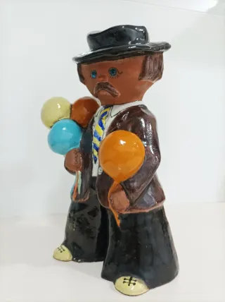 Figura cerámica hombre con globos