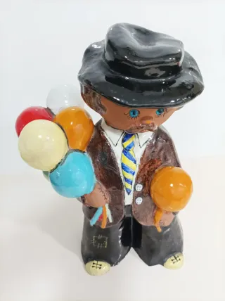 Figura cerámica hombre con globos
