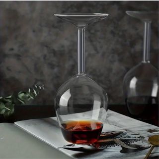 Copa de vino con diseño moderno, invertida