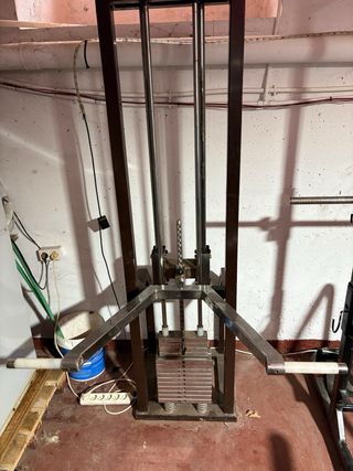 Máquina de gimnasio con pesas