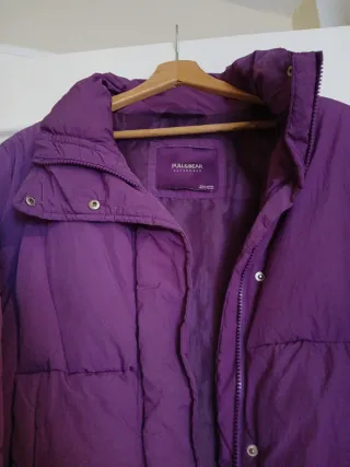 Chaqueta Pull and Bear plumífera morada T.M