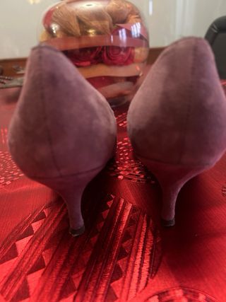 Zapatos de salón morados con lazo