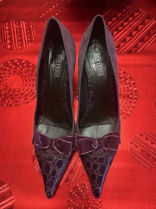 Zapatos de salón morados con lazo