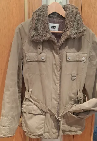 Txamarra caqui con cuello y remate de pelo.