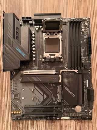 X870 Gaming WiFi 6 Placa Base Gigabyte