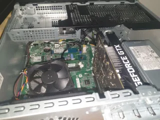 Ordenador Gaming HP Negro con Luces Verdes