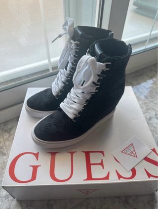 Scarpe Guess nere alte con lacci bianchi