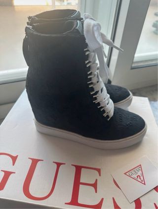 Scarpe Guess nere alte con lacci bianchi