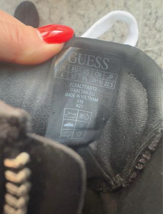Scarpe Guess nere alte con lacci bianchi