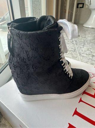 Scarpe Guess nere alte con lacci bianchi