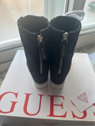 Scarpe Guess nere alte con lacci bianchi