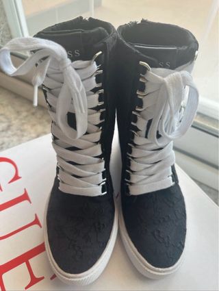 Scarpe Guess nere alte con lacci bianchi