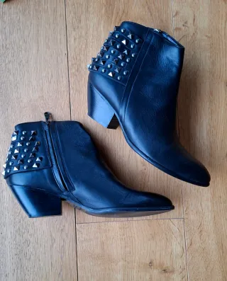 Stivaletti neri in pelle con borchie. NUOVI