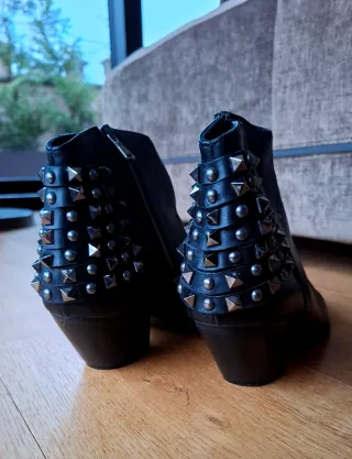 Stivaletti neri in pelle con borchie. NUOVI