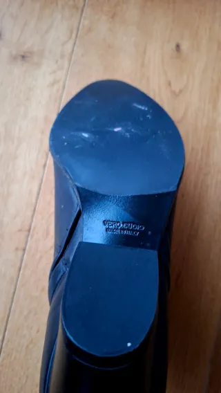 Stivaletti neri in pelle con borchie. NUOVI