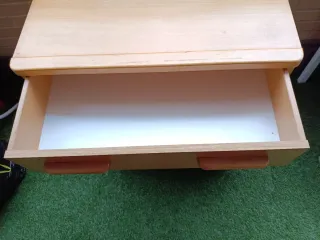 Escritorio de madera con cajón