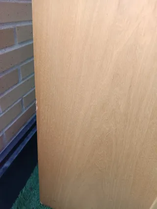 Escritorio de madera con cajón