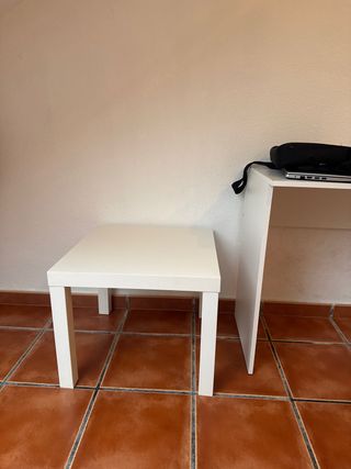 Mesa auxiliar blanca de madera