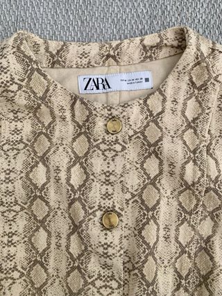 Cazadora Zara efecto piel serpiente