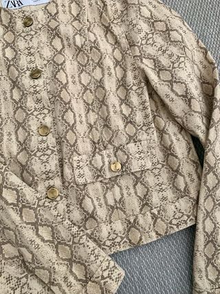 Cazadora Zara efecto piel serpiente