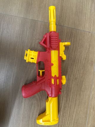 Fucile ad acqua rosso e giallo