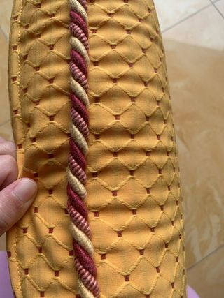 Maxicuscino giallo con cordone 65x65