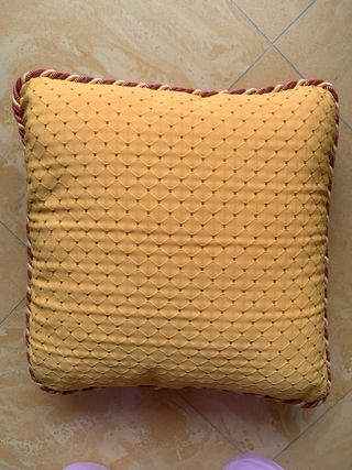 Maxicuscino giallo con cordone 65x65