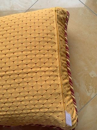 Maxicuscino giallo con cordone 65x65