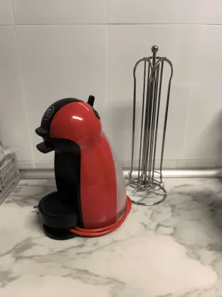 Cafetera Dolce Gusto + Almacenador