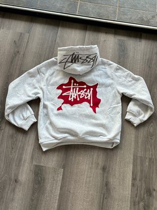 Sudadera Stüssy Gris Logo Rojo
