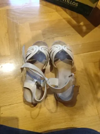 Sandalias beige mujer
