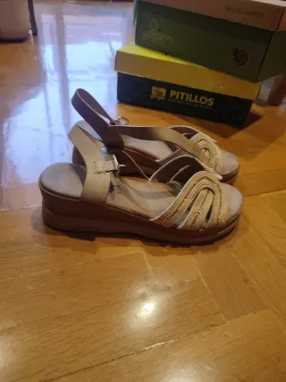 Sandalias beige mujer
