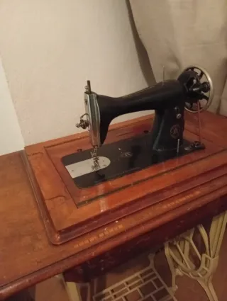 Máquina de coser Alfa antigua