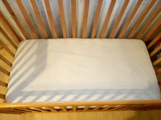 Cuna de madera con colchón y funda