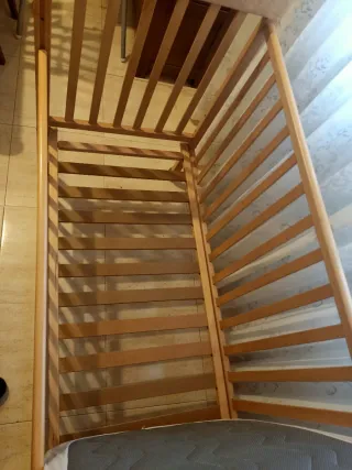 Cuna de madera con colchón y funda