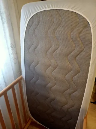 Cuna de madera con colchón y funda