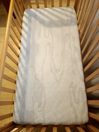 Cuna de madera con colchón y funda