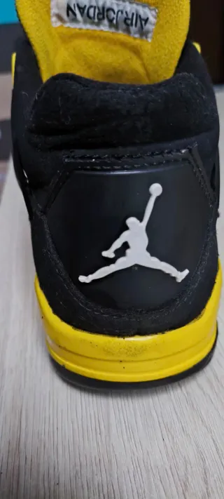 Zapatillas Jordan Negras y Amarillas