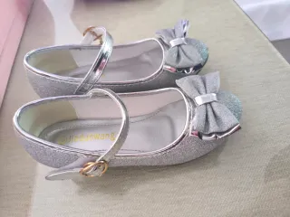 Zapatos plateados con lazo Talla 32