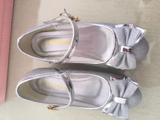 Zapatos plateados con lazo Talla 32