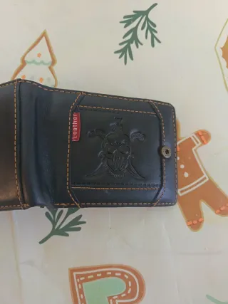 Cartera de piel negra con calavera