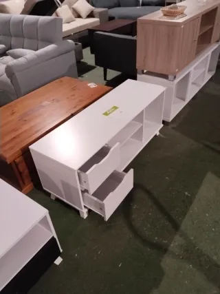 Mueble TV blanco con cajones y estantes