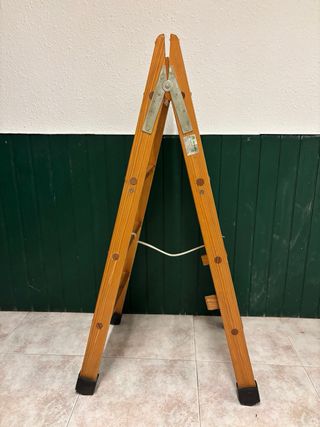 Escalera de madera plegable
