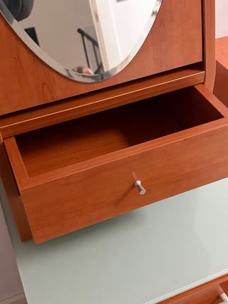 Cómoda con espejo y mesita