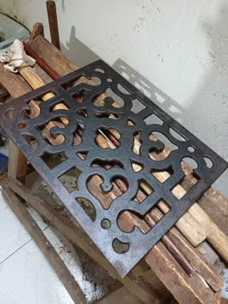 Antigua y Bonita Rejilla de fundicion