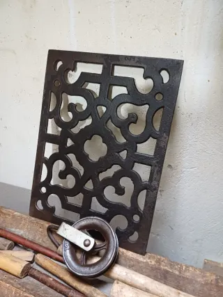 Antigua y Bonita Rejilla de fundicion